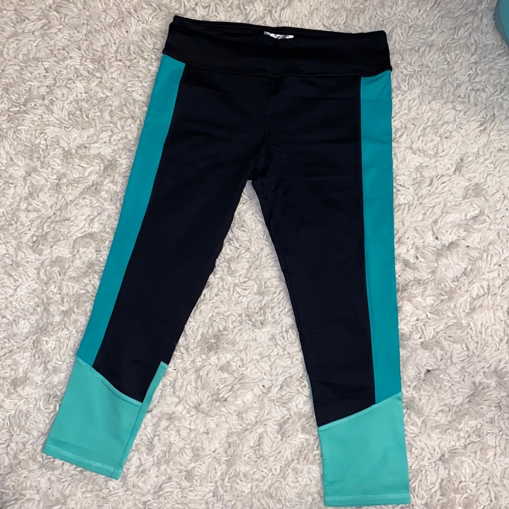 Women’s Athletic Cropped Leggings size M